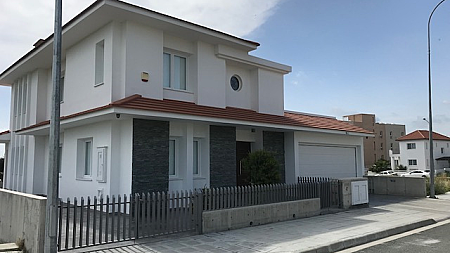 Отдельностоящий дом с 4-мя спальнями на продажу в Ларнаке-Арадиппу.