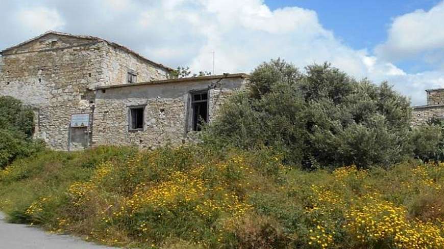 Two storey listed house and a field/Skarinou